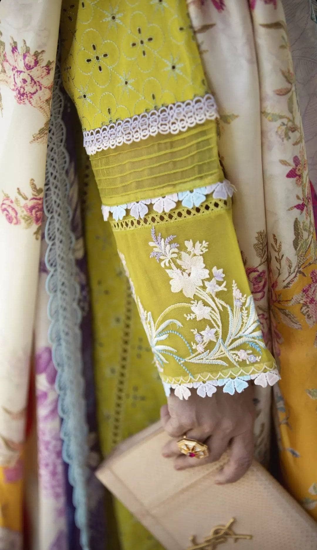 img_farah_talib_aziz_lawn_22_awwal_boutique