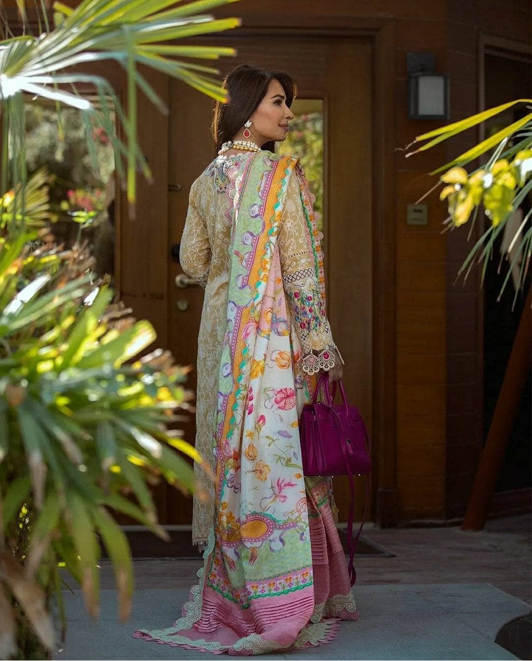 img_farah_talib_aziz_lawn_22_awwal_boutique_awwal_boutique