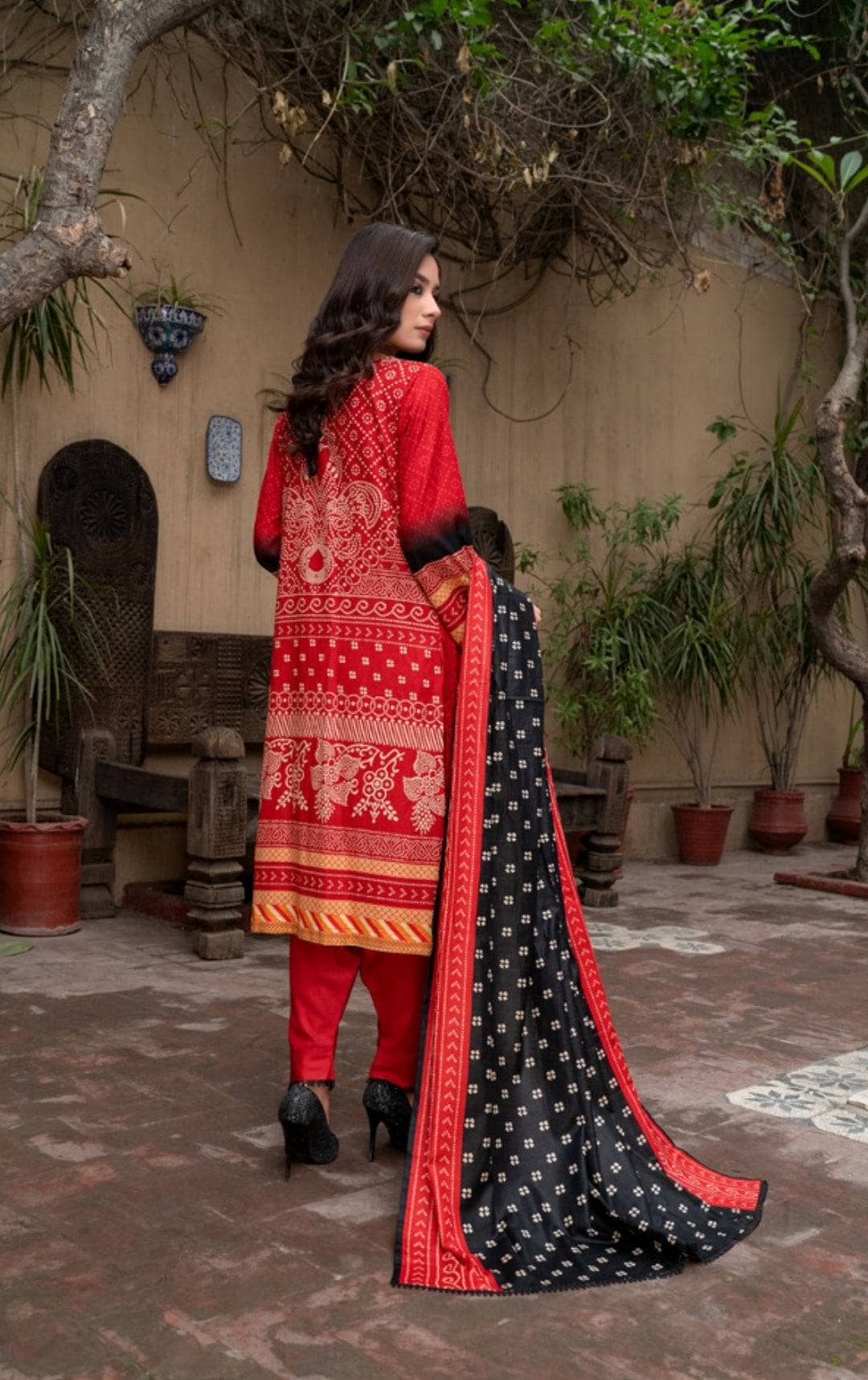 img_pakistani_low_range_suits_awwal_boutique