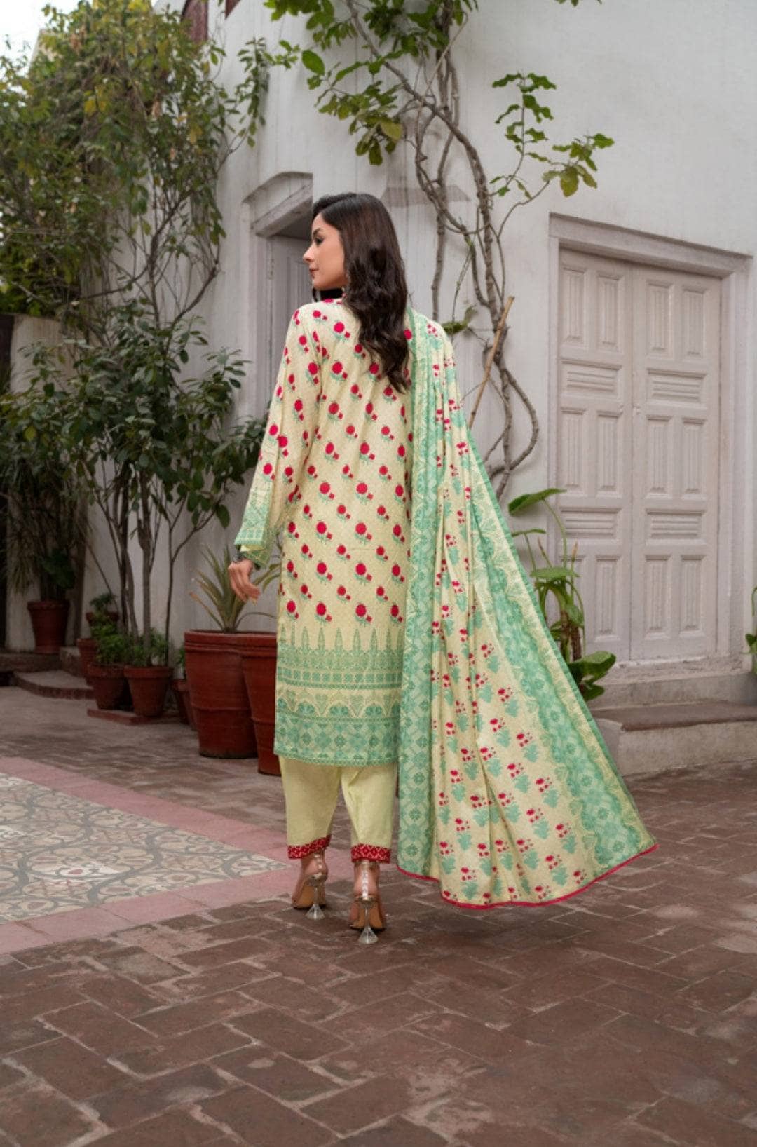 img_pakistani_low_range_suits_awwal_boutique