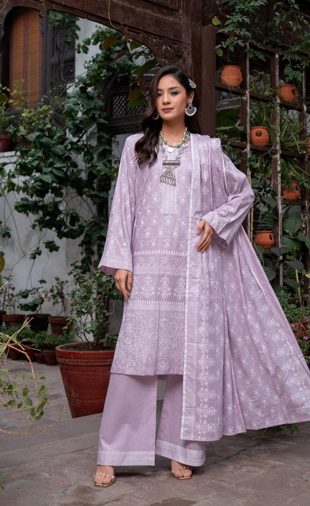 img_pakistani_low_range_suits_awwal_boutique