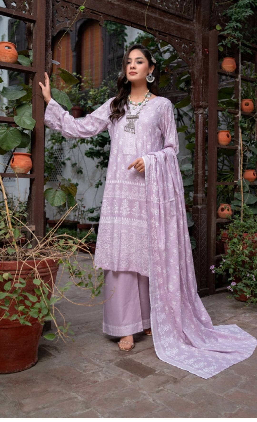 img_pakistani_low_range_suits_awwal_boutique