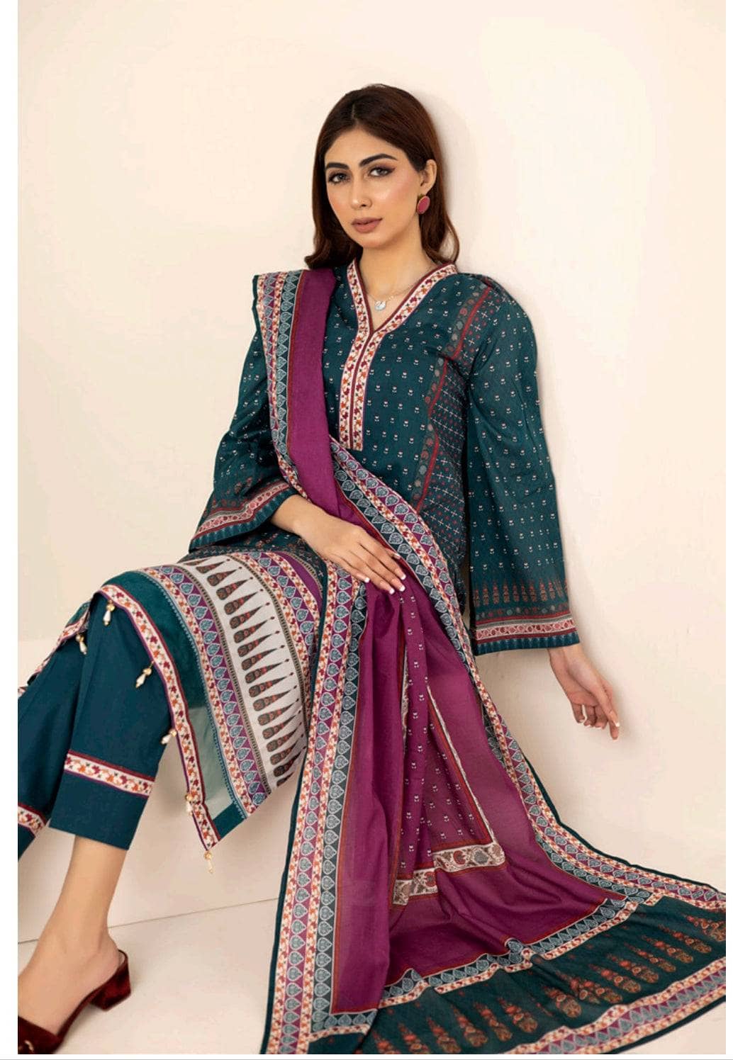 img_salina_printed_lawn_by_regalia_awwal_boutique