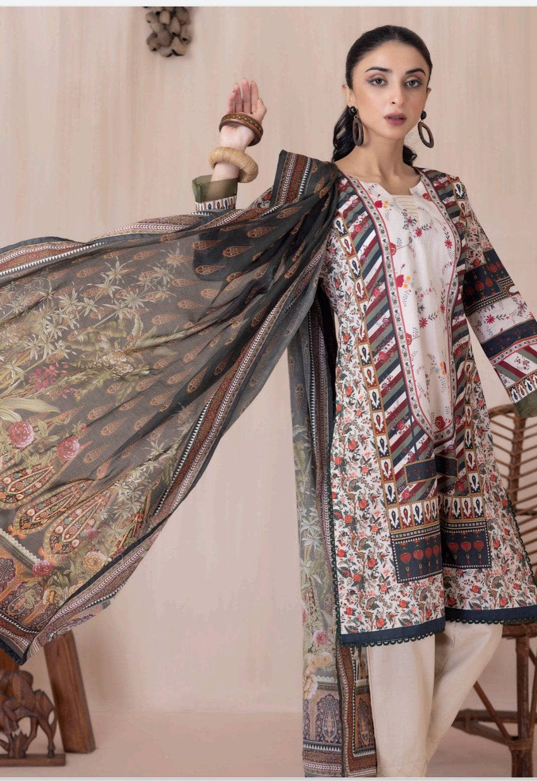 img_salina_printed_lawn_by_regalia_awwal_boutique