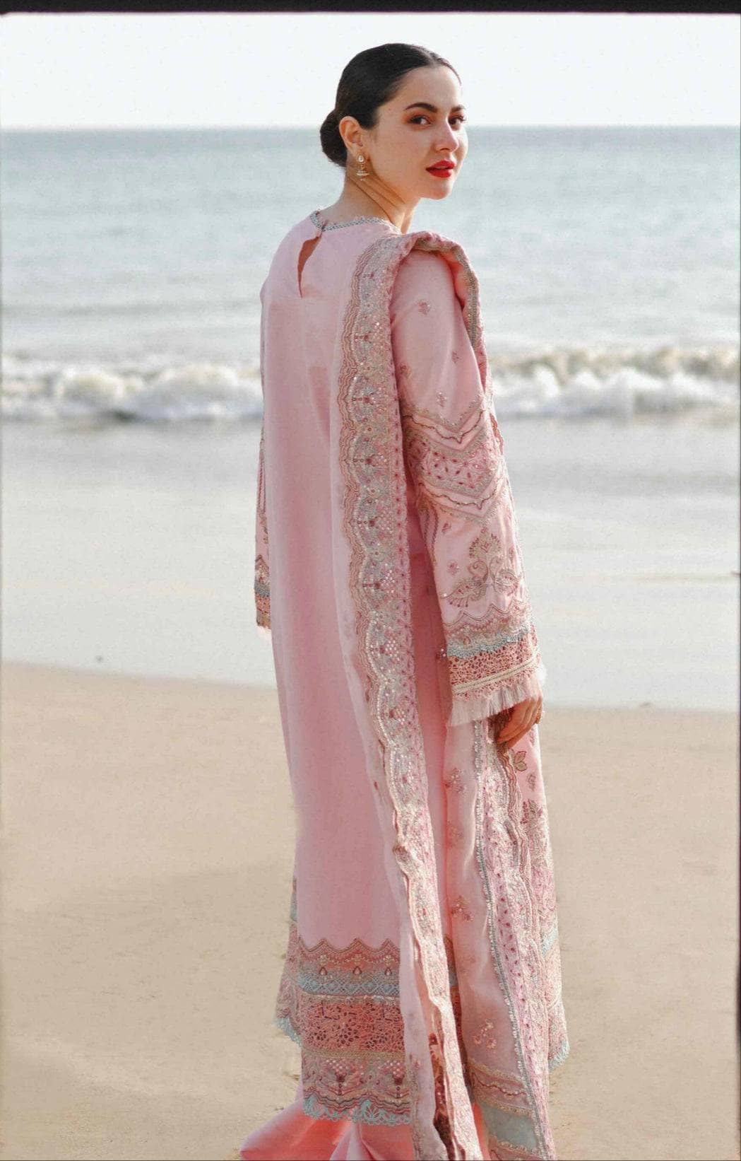 img_qalamkar_sahil_luxury_lawn_23_awwal_boutique