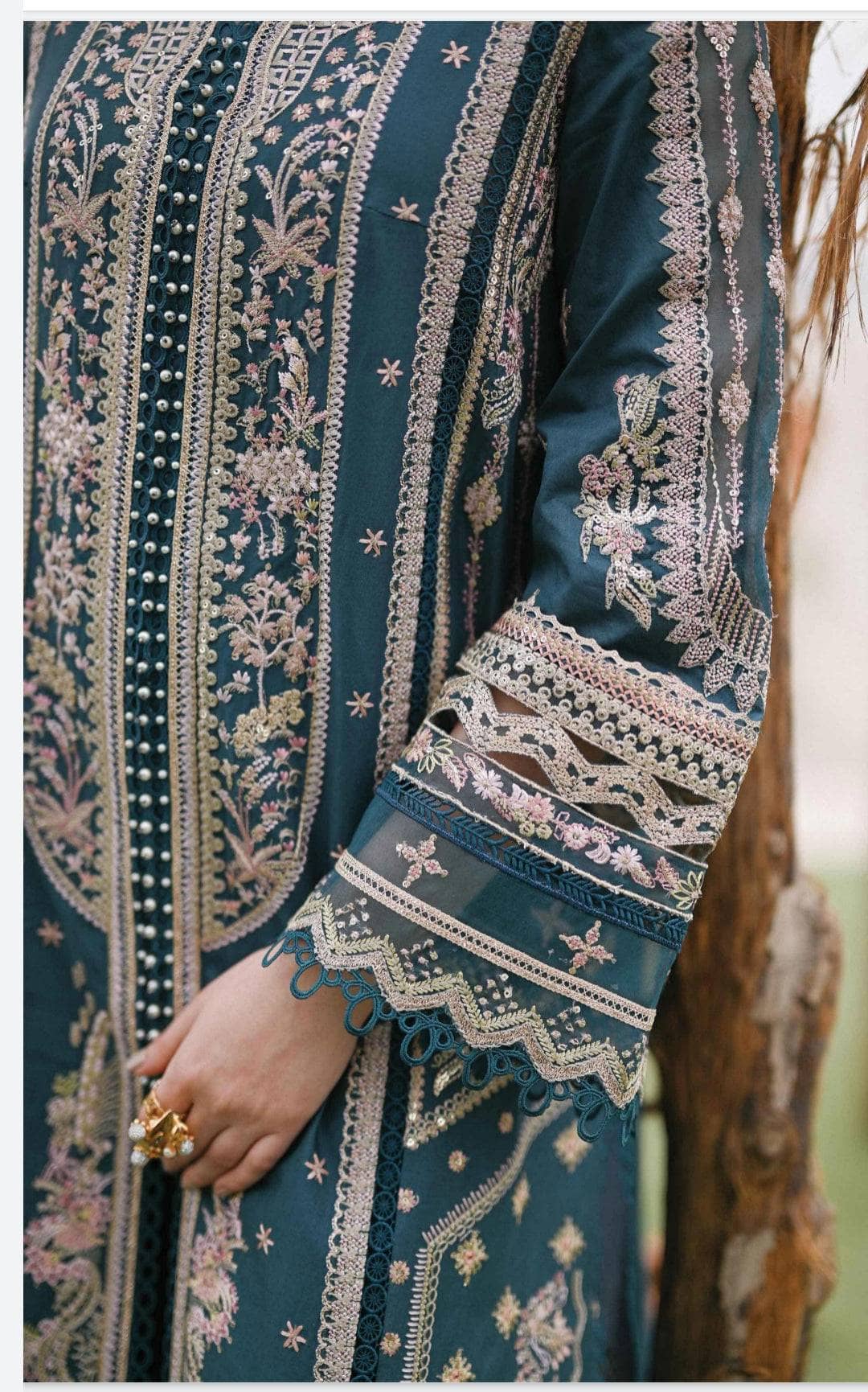 img_qalamkar_sahil_luxury_lawn_23_awwal_boutique