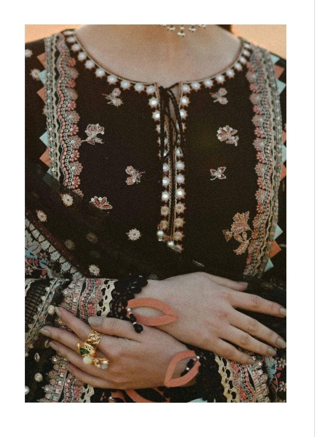 img_qalamkar_sahil_luxury_lawn_23_awwal_boutique