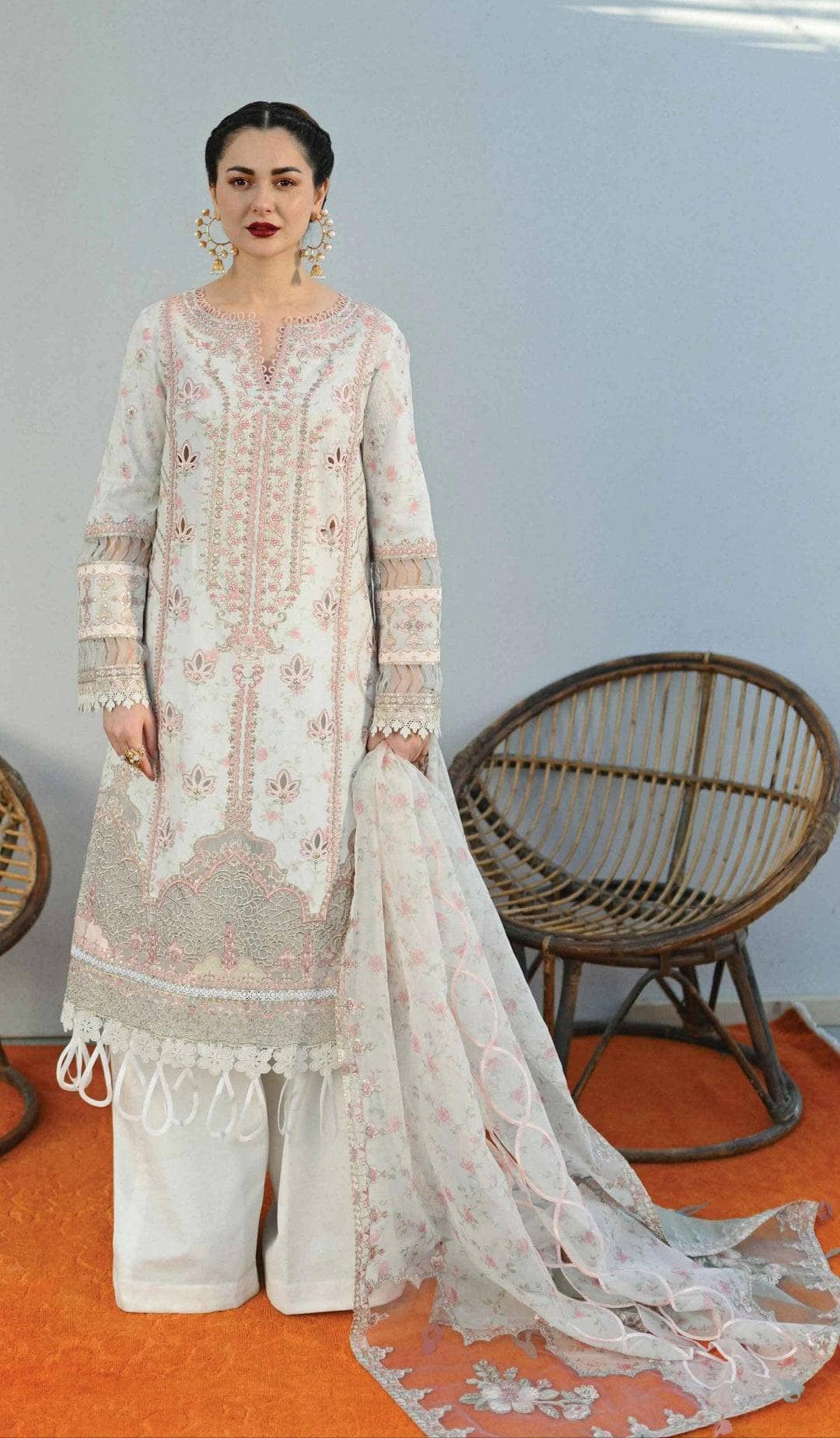 img_qalamkar_sahil_luxury_lawn_23_awwal_boutique