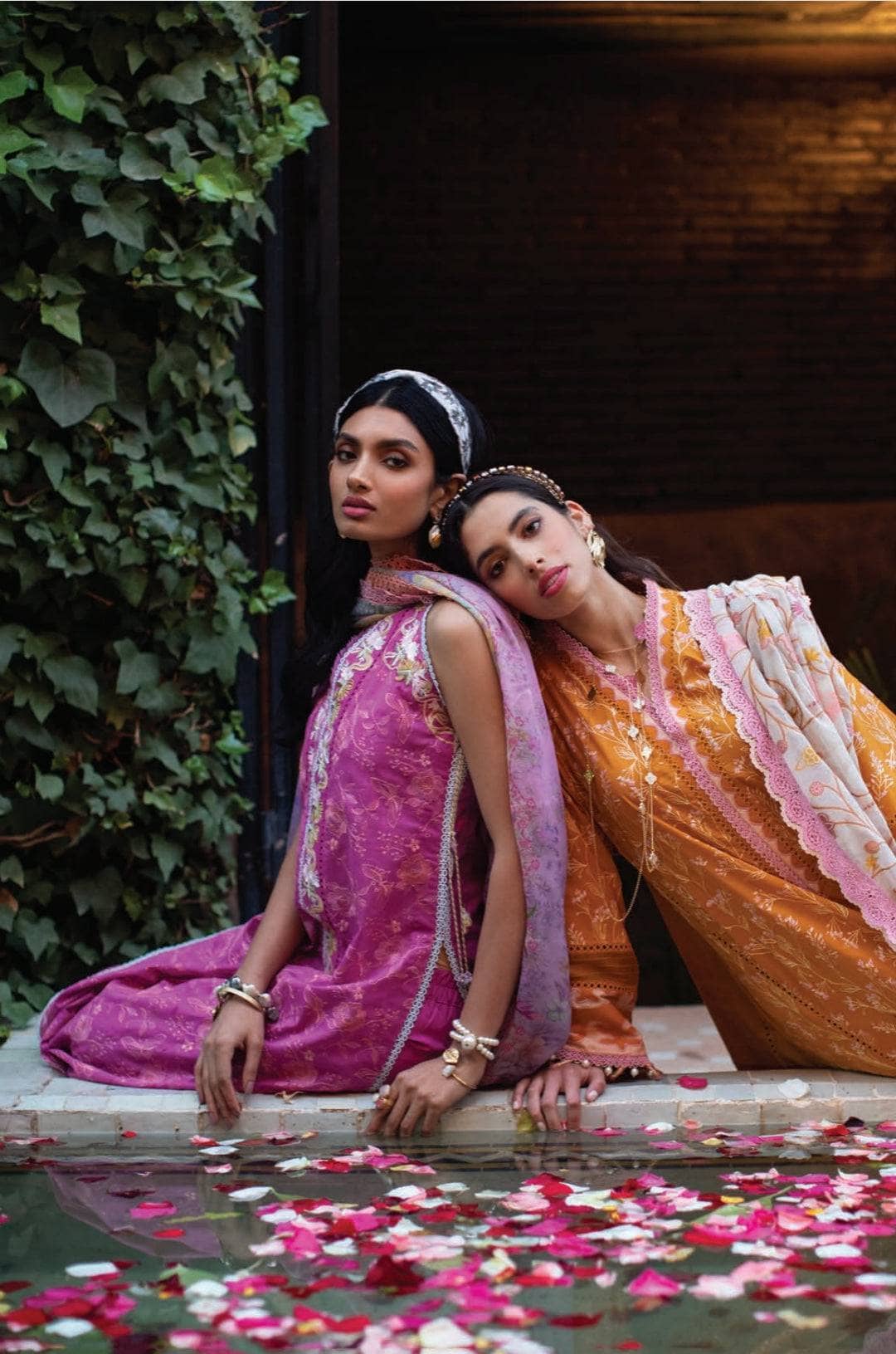 img_farah_talib_aziz_lawn_23_awwal_boutique