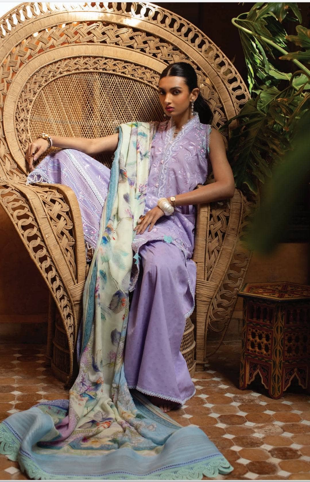 img_farah_talib_aziz_lawn_23_awwal_boutique