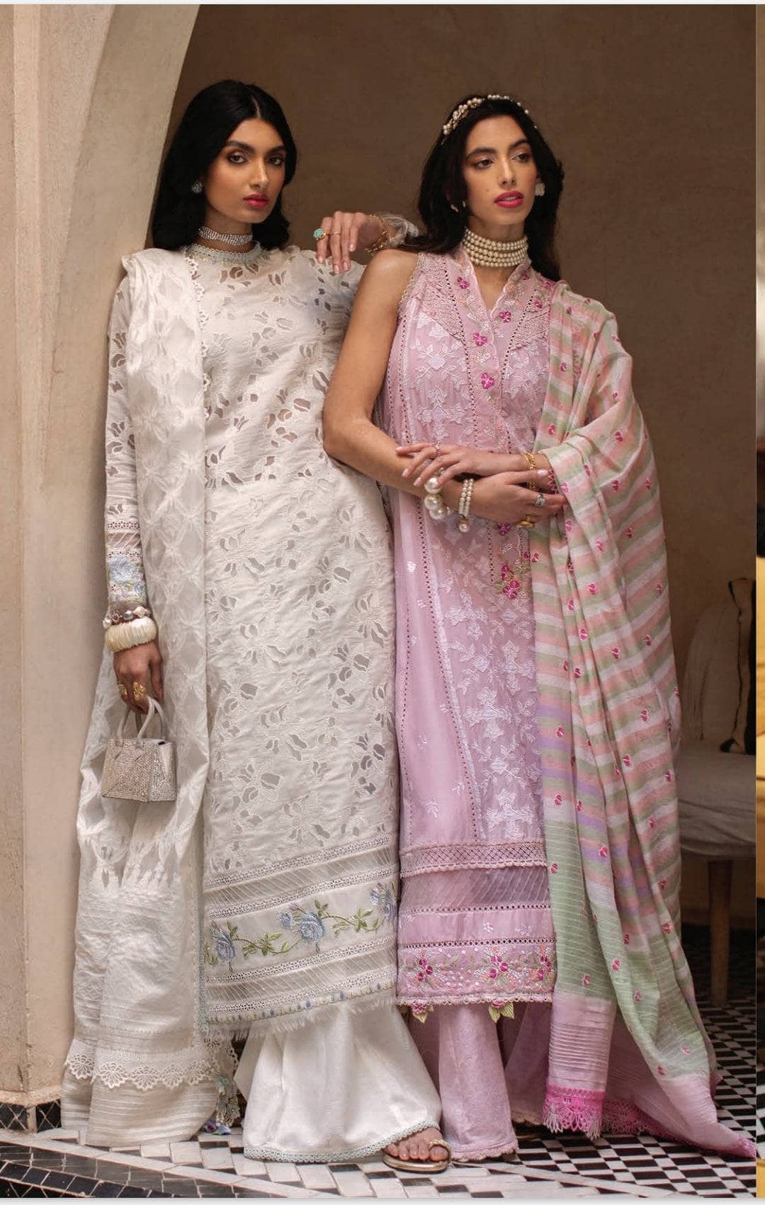 img_farah_talib_aziz_lawn_23_awwal_boutique