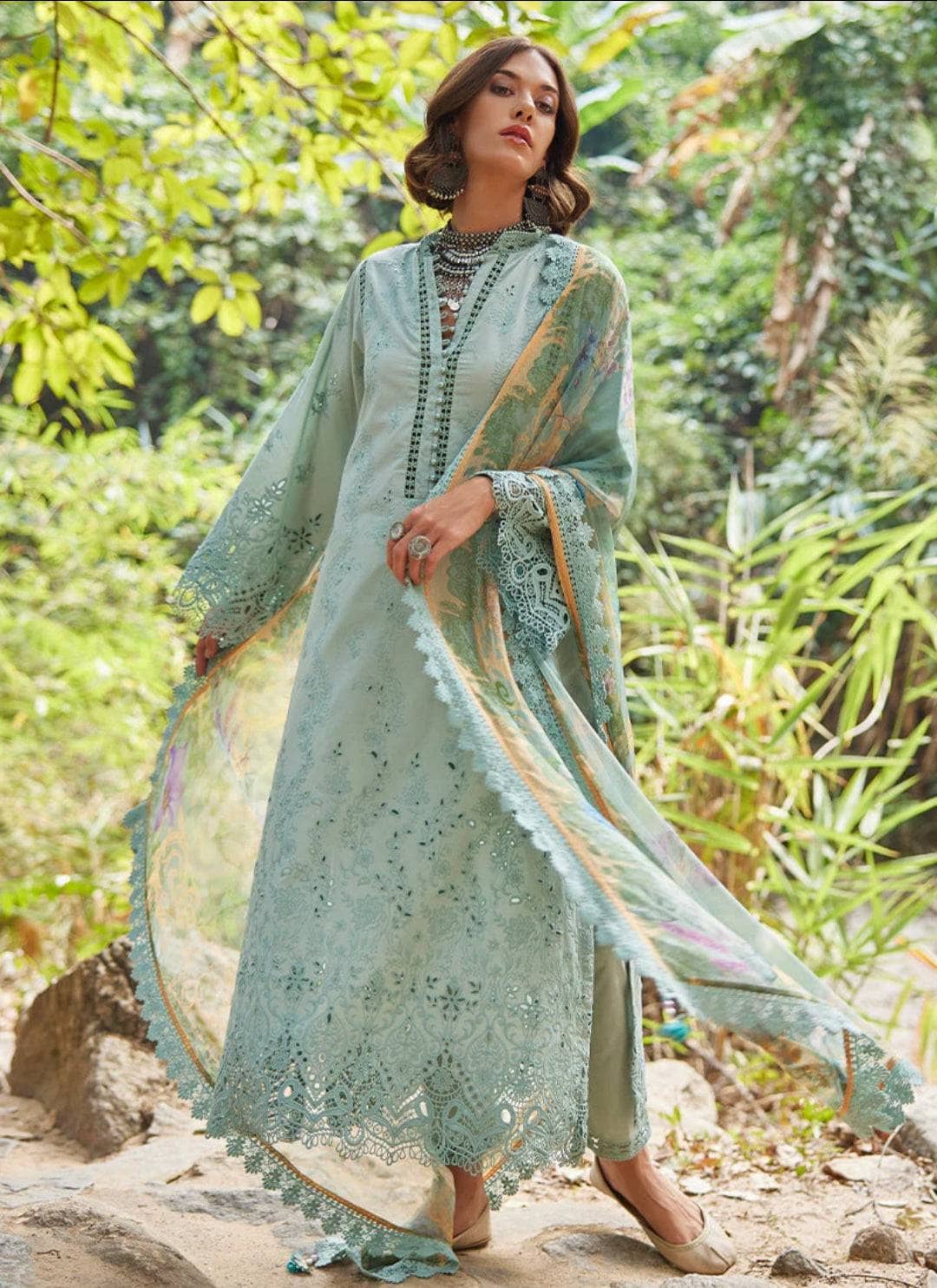 img_image_lawnkari_lawn_23_awwal_boutique