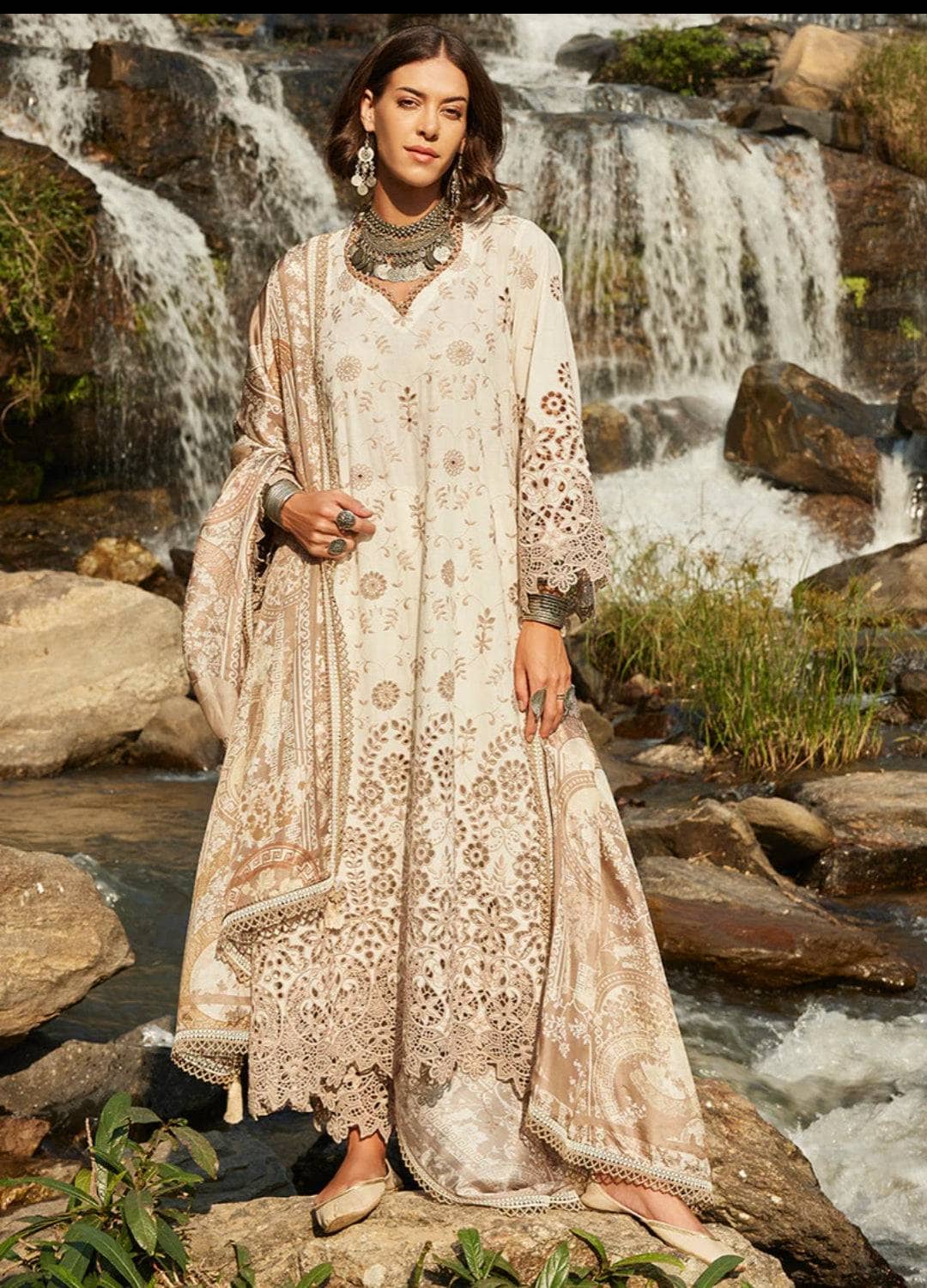 img_image_lawnkari_lawn_23_awwal_boutique