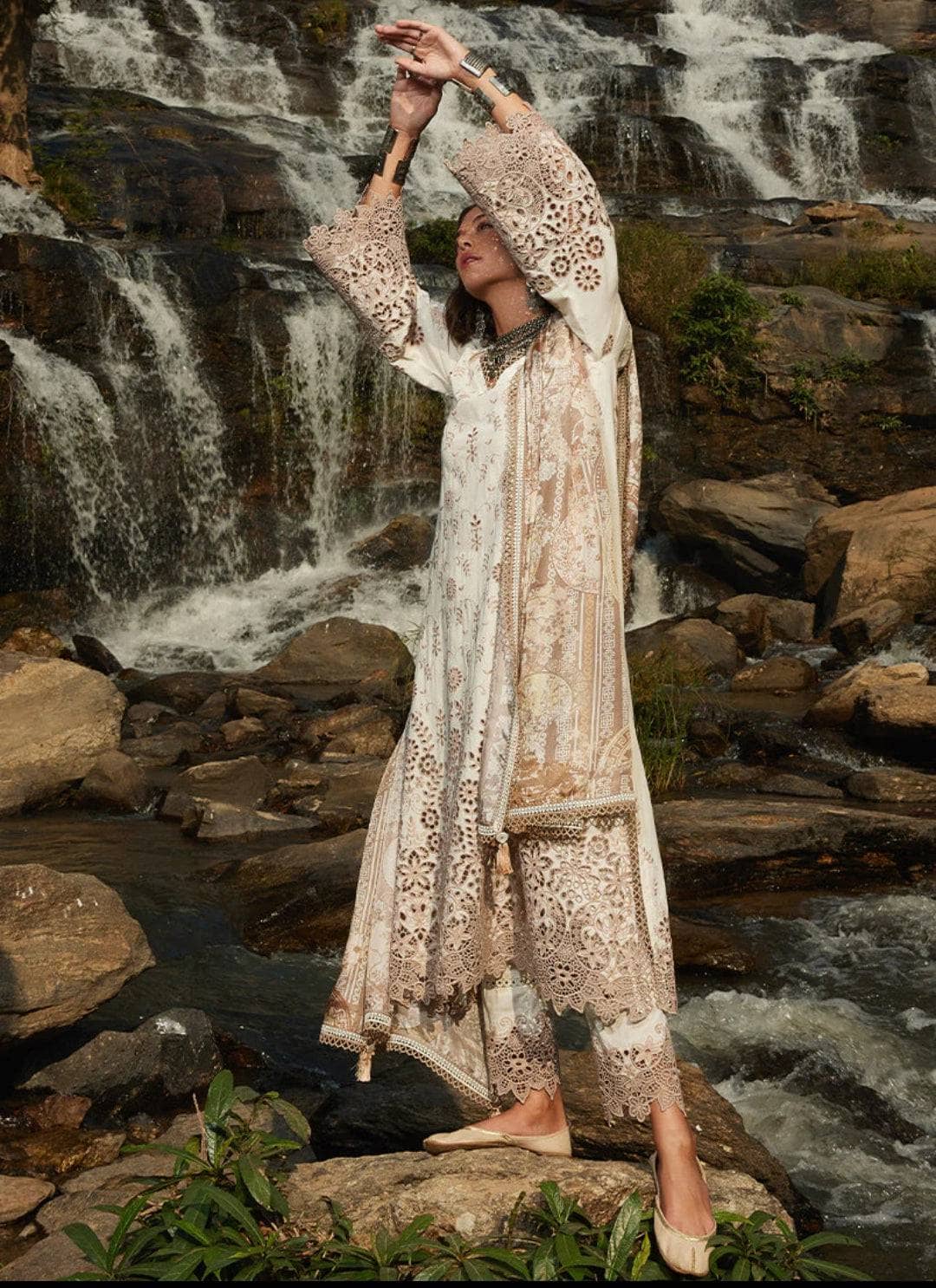 img_image_lawnkari_lawn_23_awwal_boutique