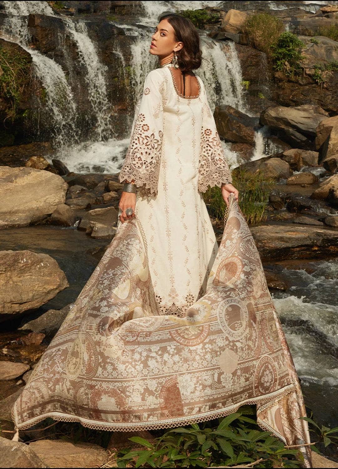 img_image_lawnkari_lawn_23_awwal_boutique