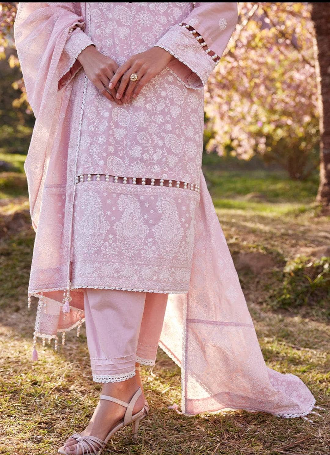 Img_image_lawnkari_23_awwal_boutique