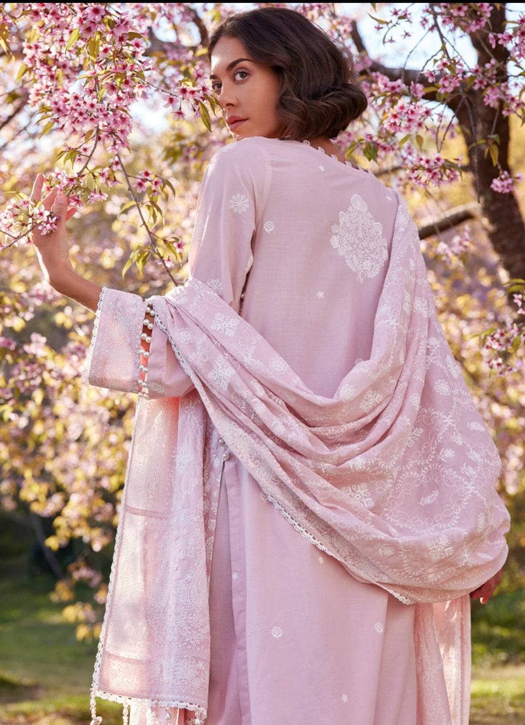 Img_image_lawnkari_23_awwal_boutique