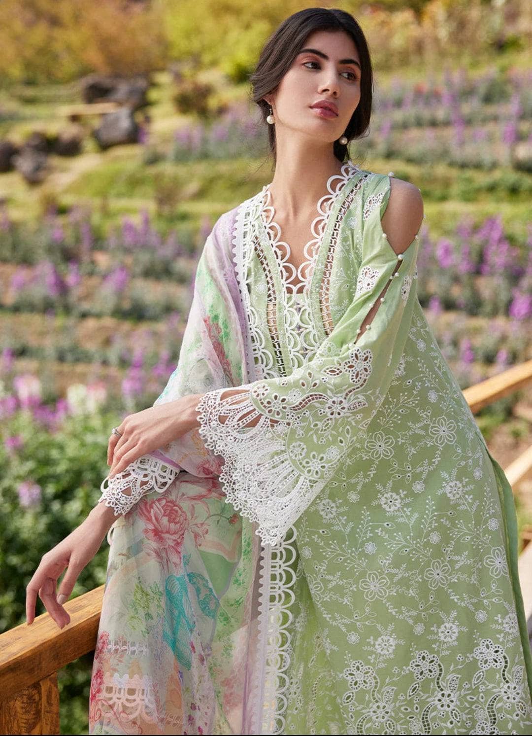 Img_image_lawnkari_23_awwal_boutique