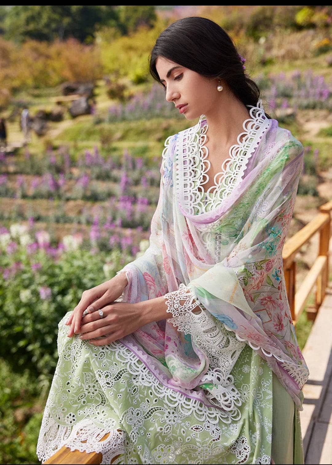 Img_image_lawnkari_23_awwal_boutique