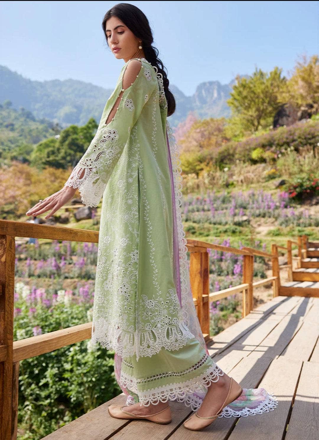 Img_image_lawnkari_23_awwal_boutique