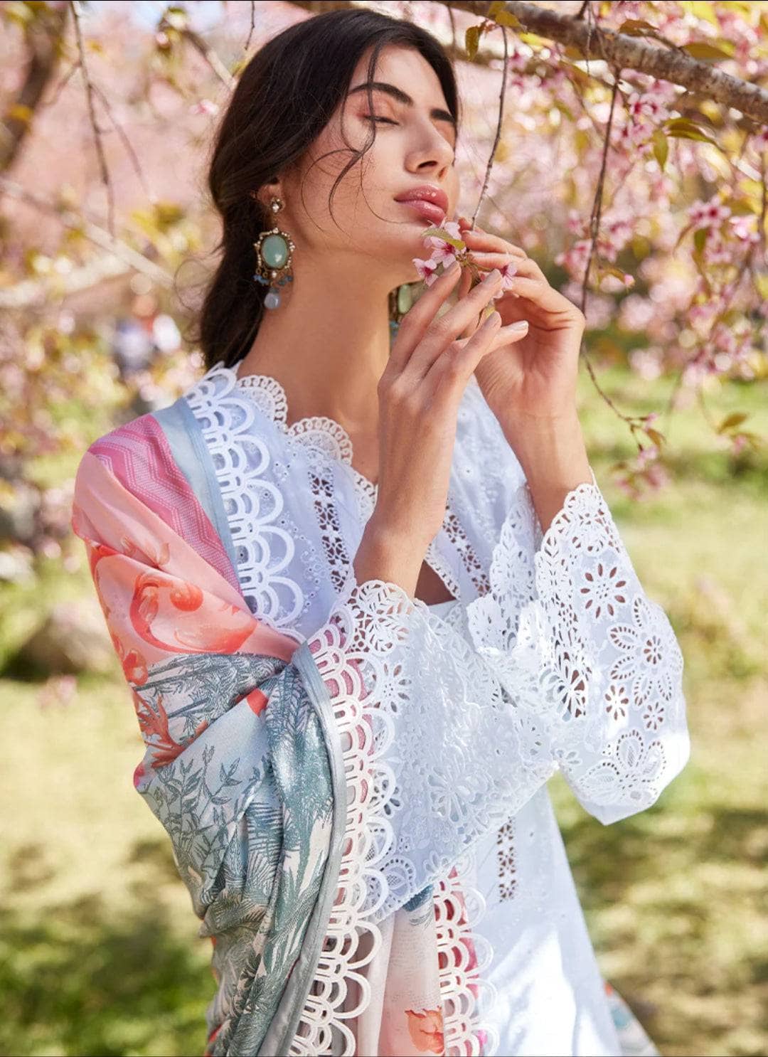 img_image_lawnkari_lawn_23_awwal_boutique