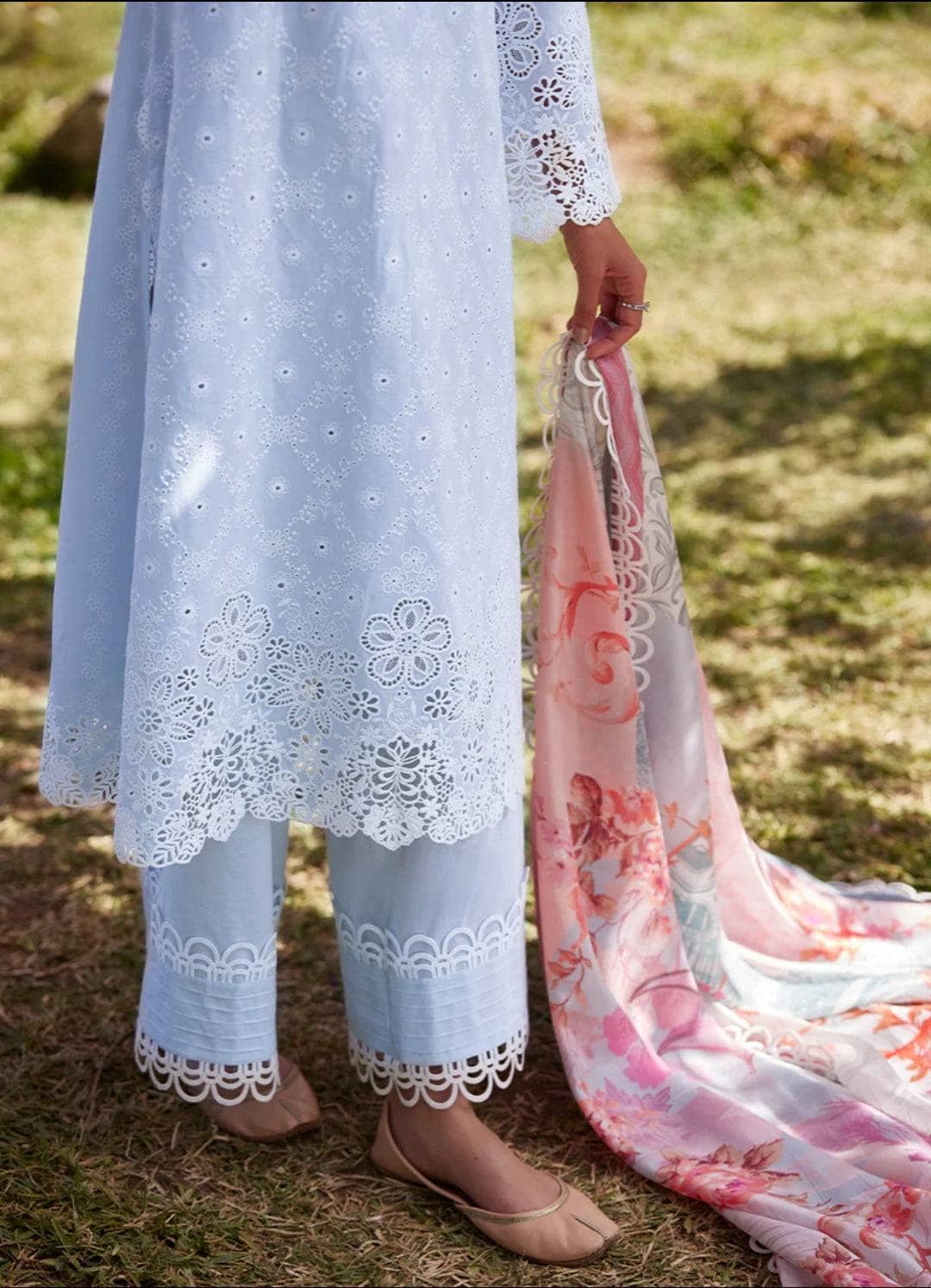 img_image_lawnkari_lawn_23_awwal_boutique