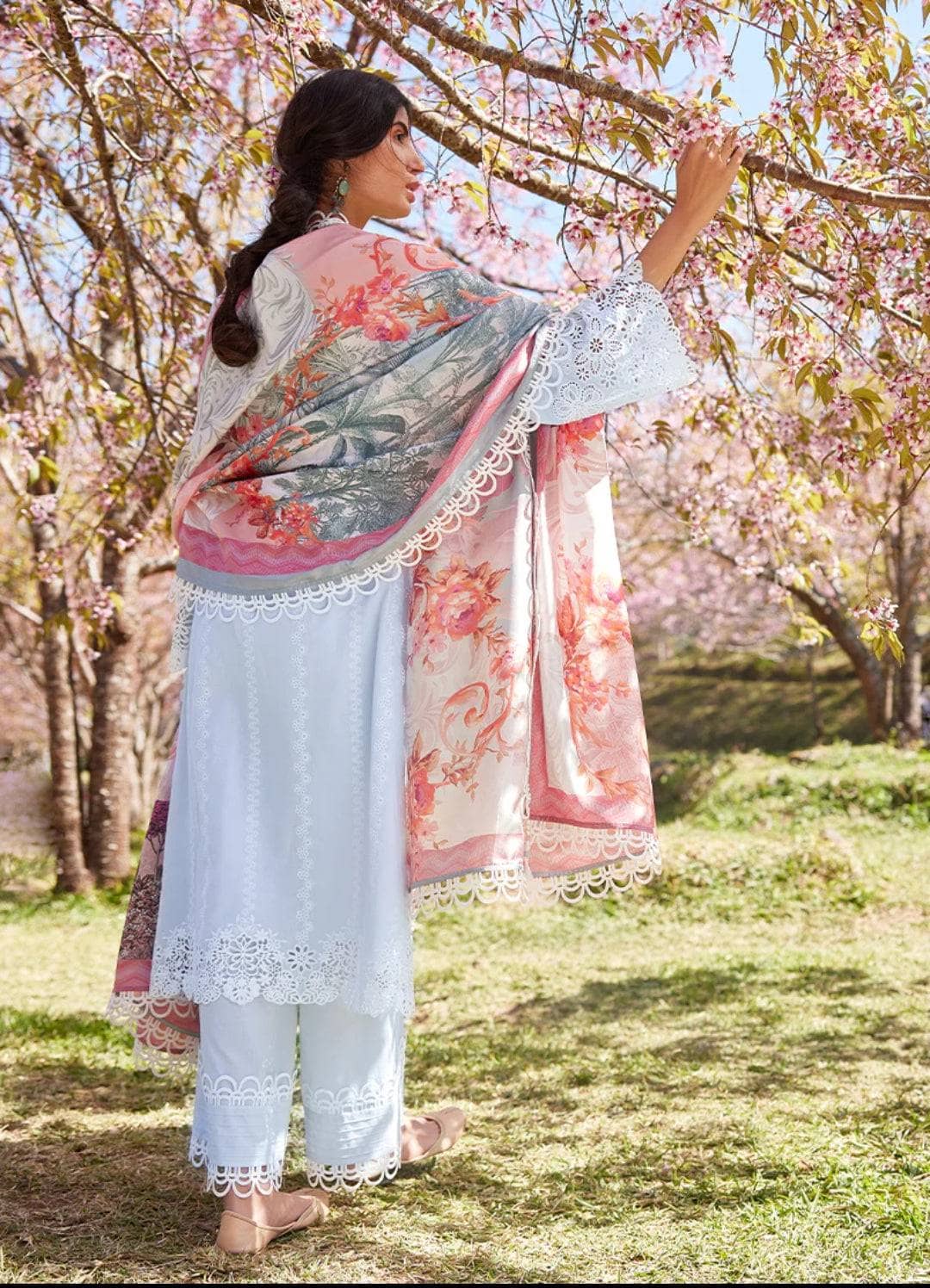 img_image_lawnkari_lawn_23_awwal_boutique