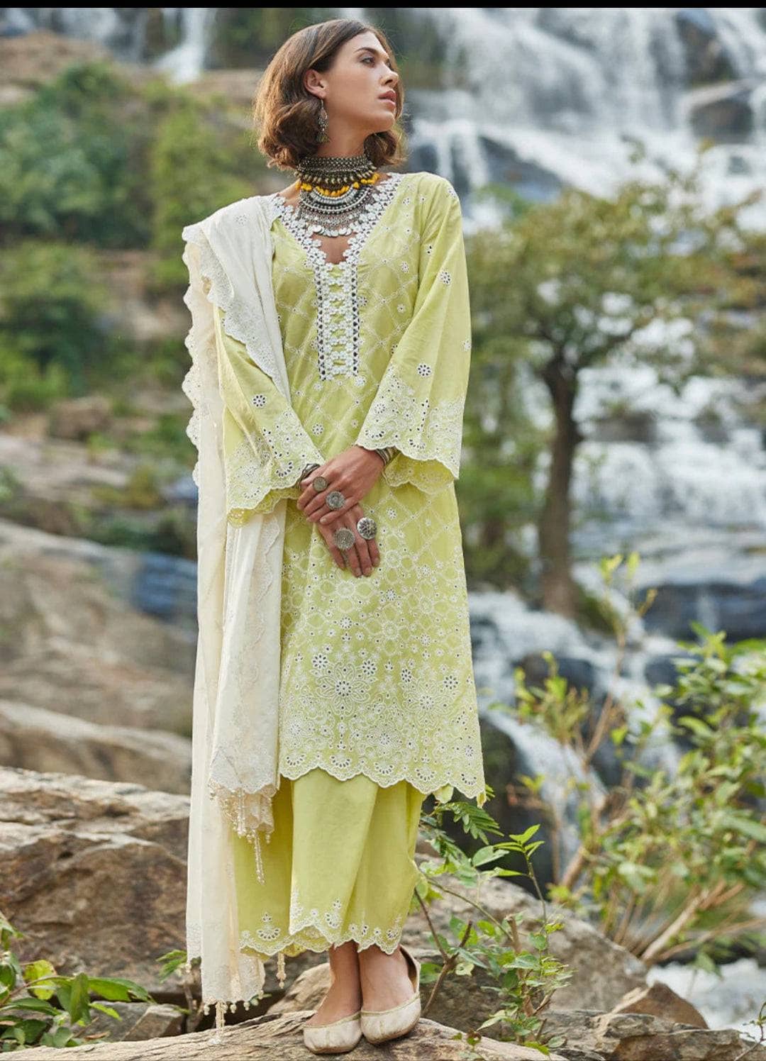 img_image_lawnkari_lawn_23_awwal_boutique