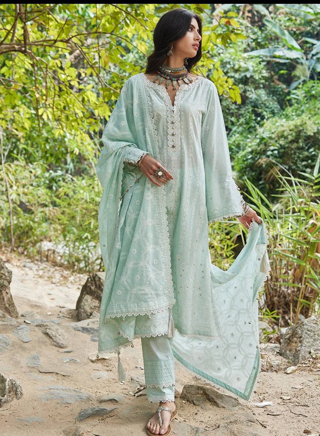 img_image_lawnkari_lawn_23_awwal_boutique