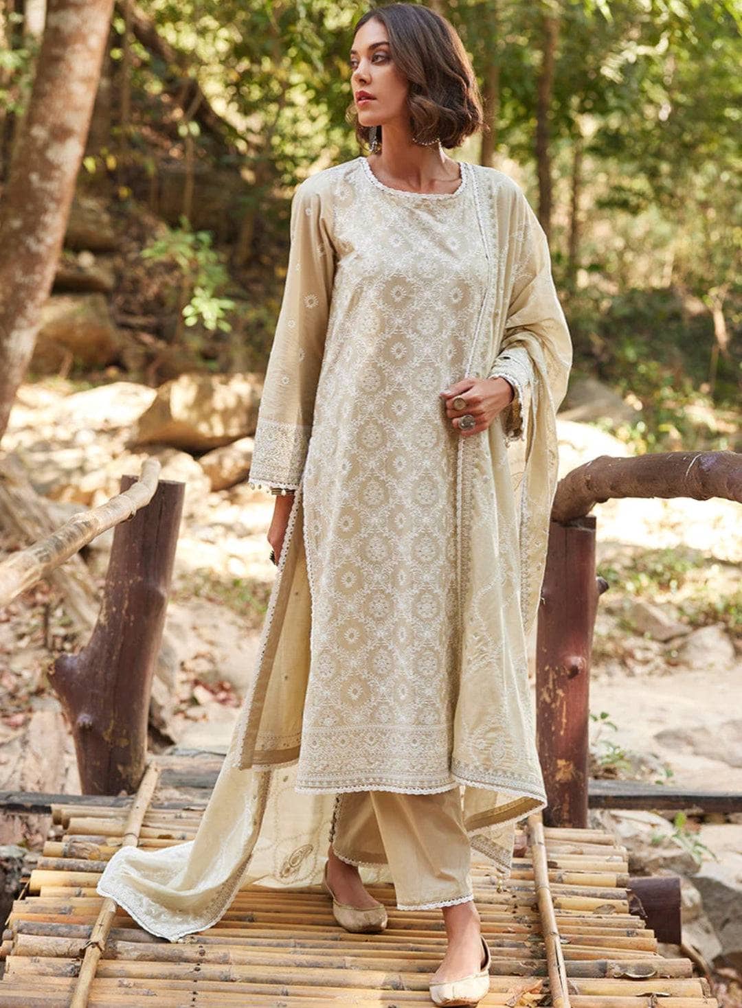 img_image_lawnkari_lawn_23_awwal_boutique