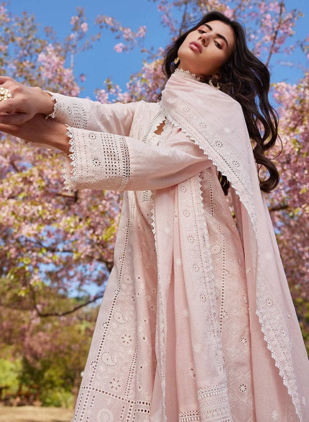 img_image_lawnkari_lawn_23_awwal_boutique