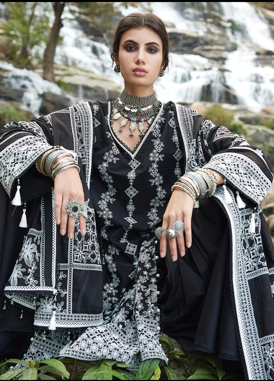 Img_image_lawnkari_lawn_23_awwal_boutique