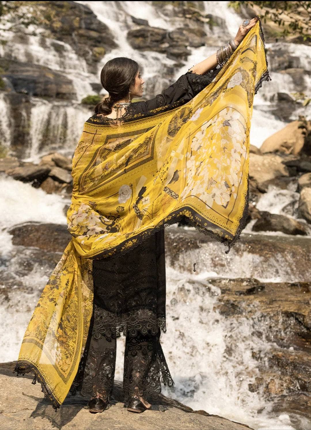 Img_image_lawnkari_lawn_23_awwal_boutique