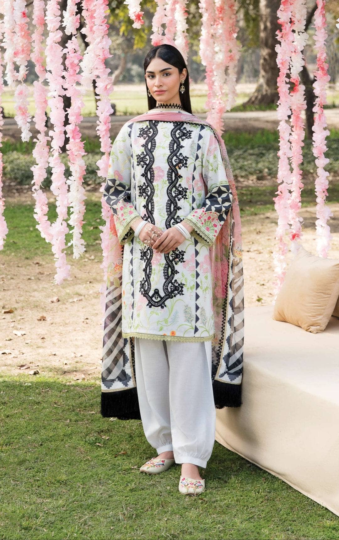 img_afrozeh_ayzel_lawn_23_awwal_boutique