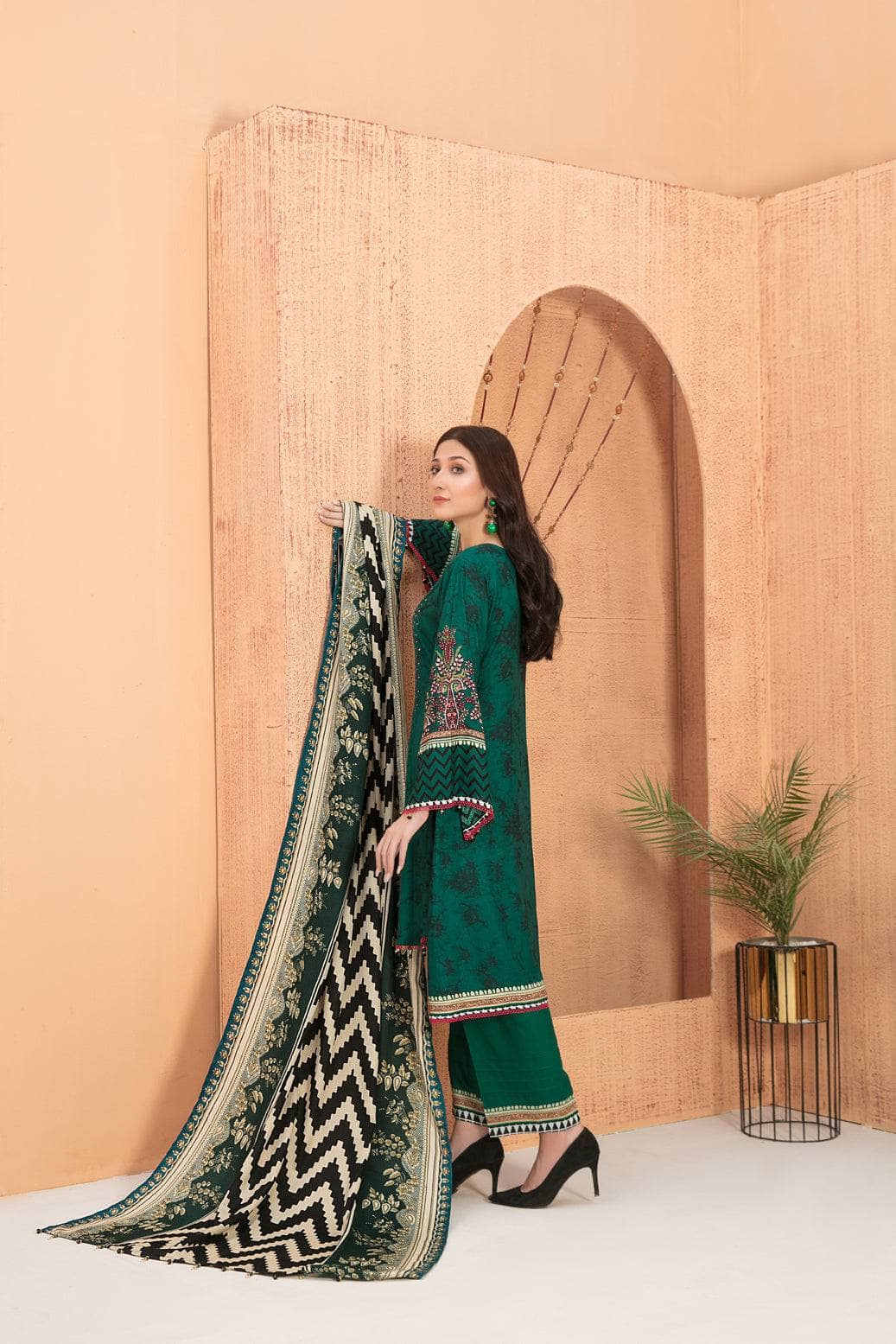 img_amna_sohail_moira_linen_awwal_boutique