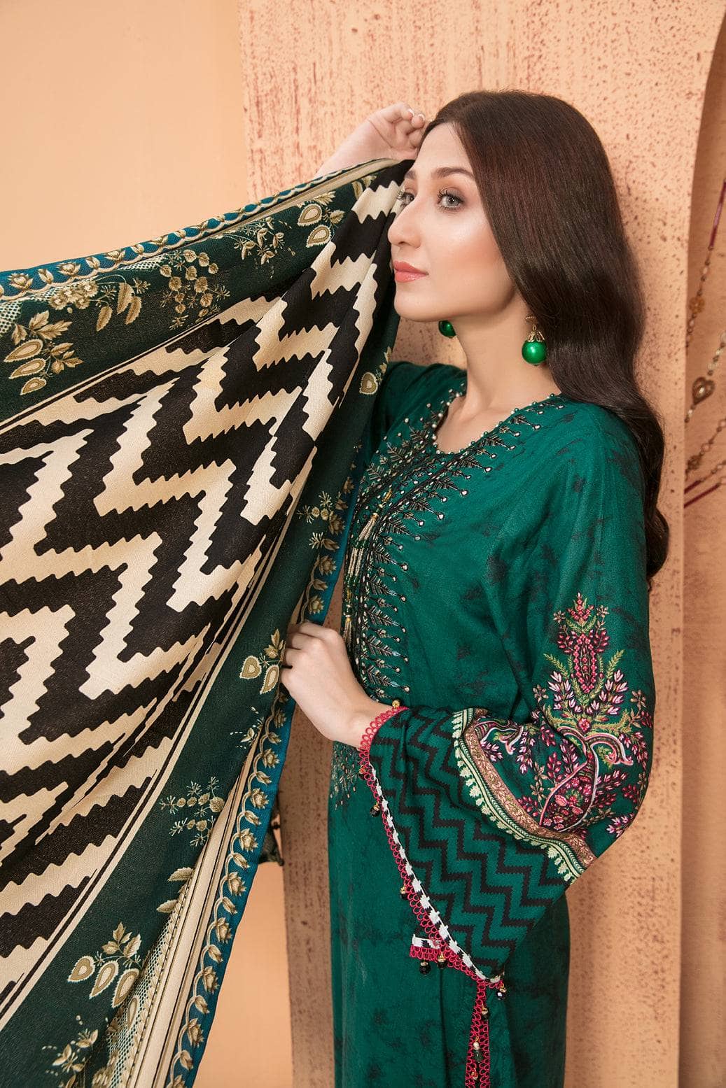 img_amna_sohail_moira_linen_awwal_boutique