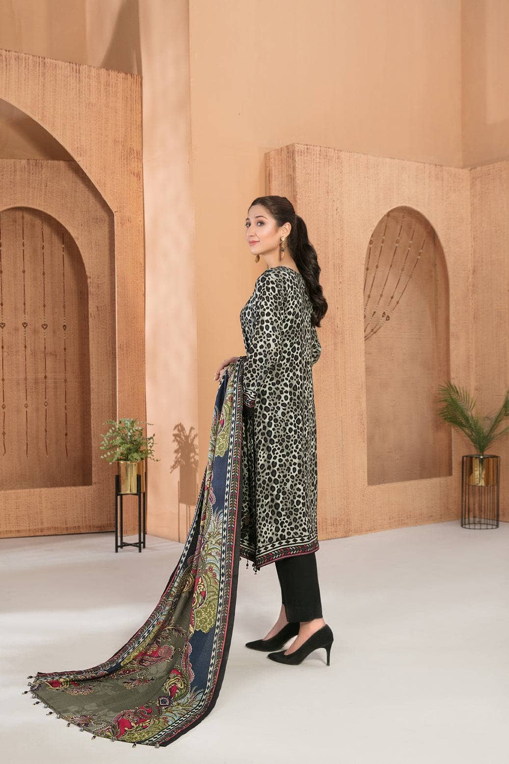 img_amna_sohail_moira_linen_awwal_boutique
