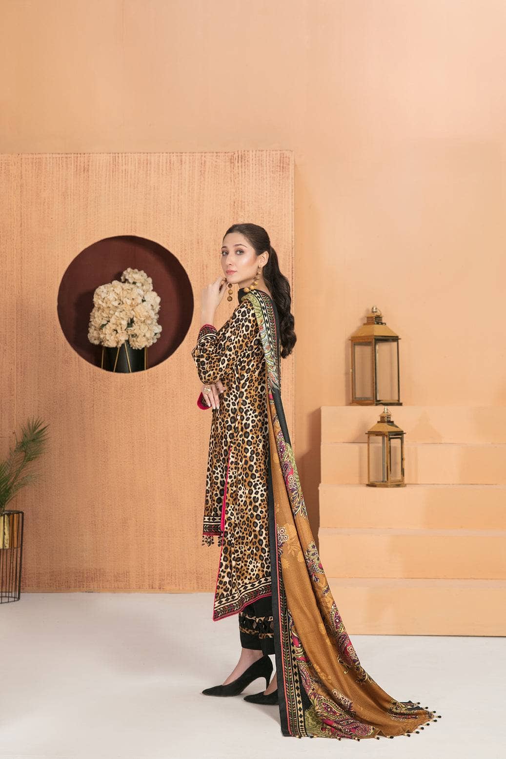 img_amna_sohail_moira_linen_awwal_boutique