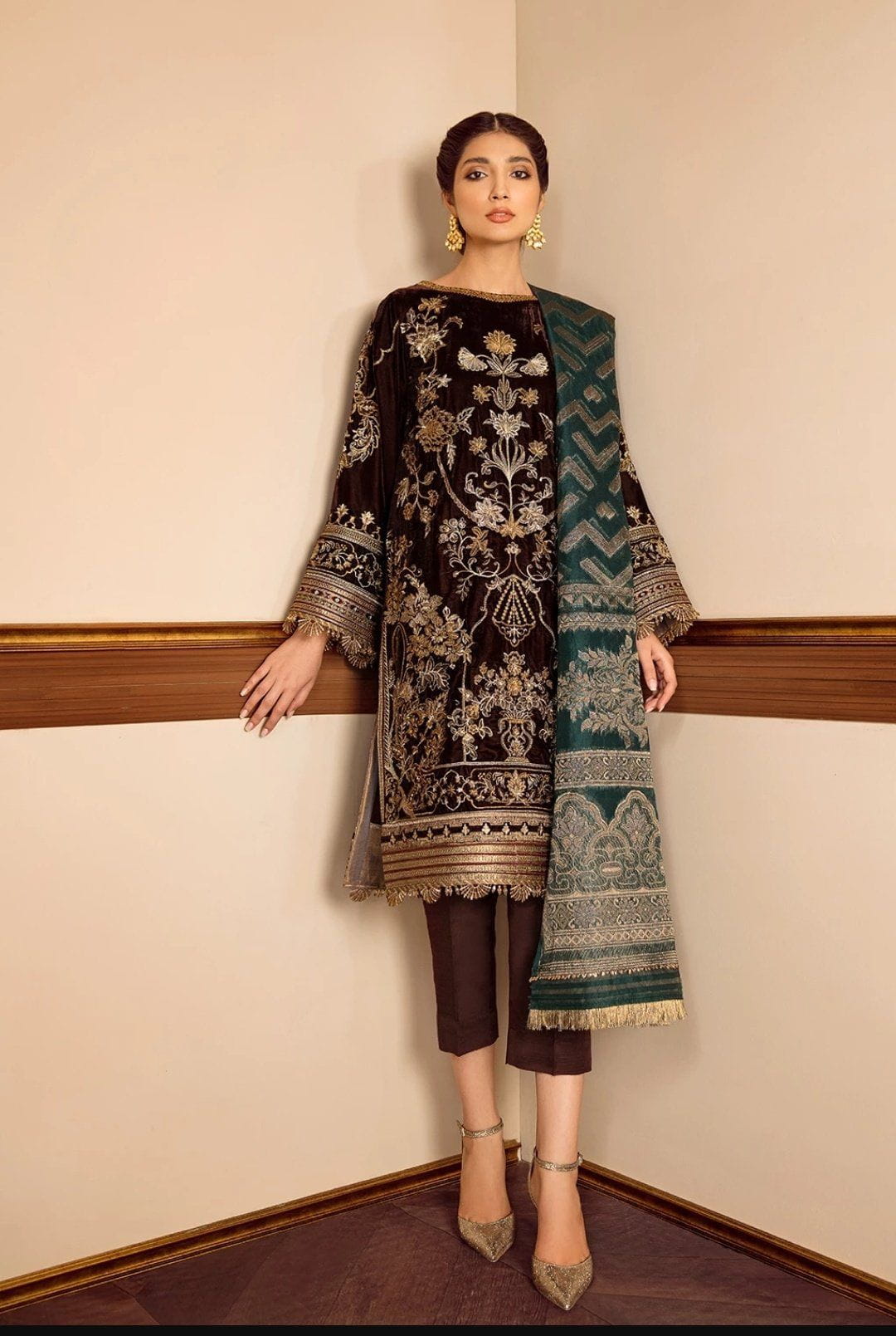 img_baroque_velvet_embroidered_collection_awwal_boutique