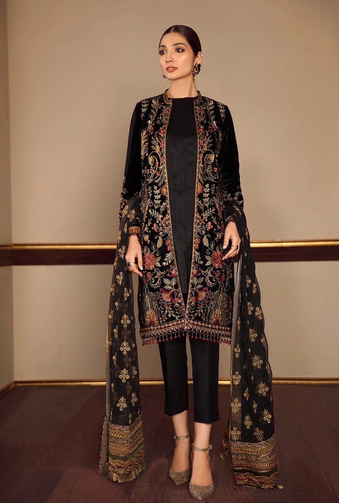 img_baroque_velvet_embroidered_collection_awwal_boutique