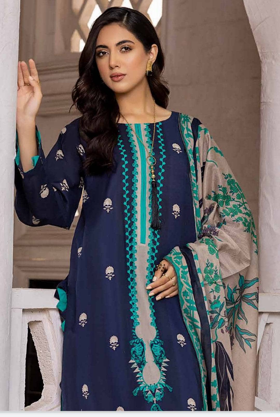 img_charizma_aniiq_lawn_22_awwal_boutique