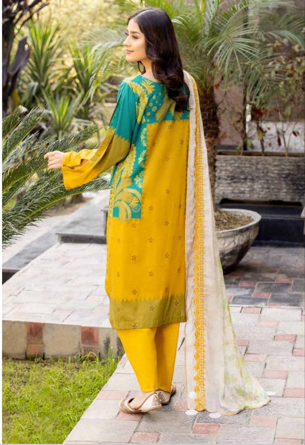 img_charizma_combination_lawn_23_awwal_boutique