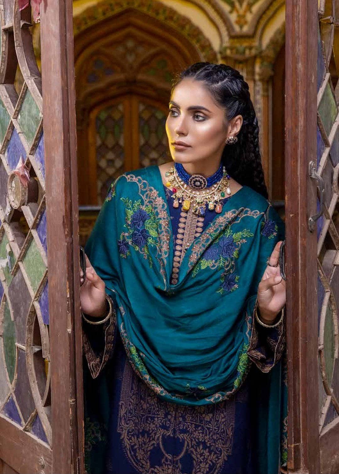 img_charizma_signature_leather_jacquard_woolen_shawl_awwal_boutique