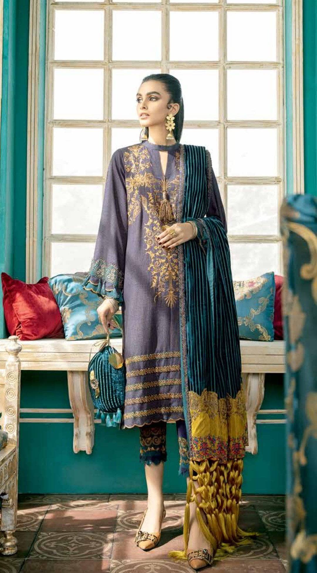 img_charizma_signature_velvet_shawls_awwal_boutique