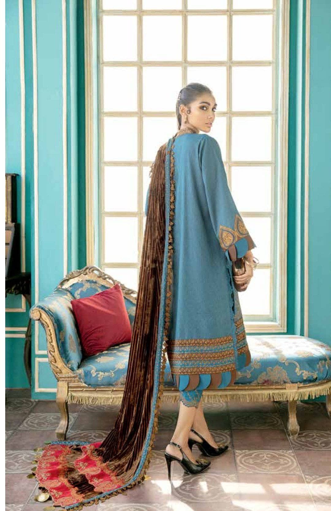 img_charizma_signature_velvet_shawls_awwal_boutique