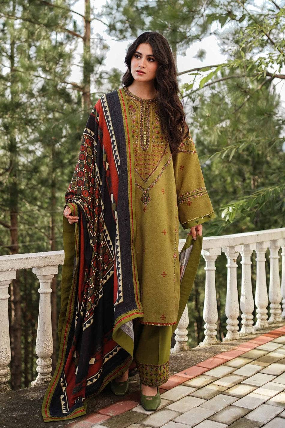 Img_coco_by_zara_shahjahan_winter_22_awwal_boutique
