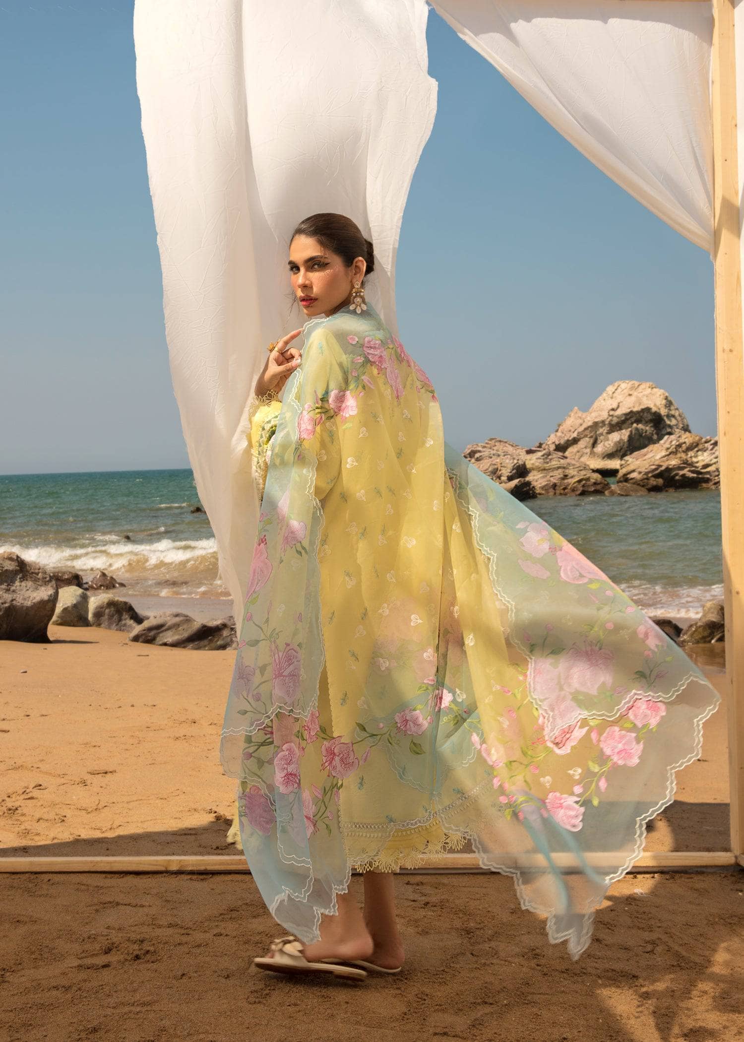 img_crimson_lawn_by_saira_shakira_awwal_boutique