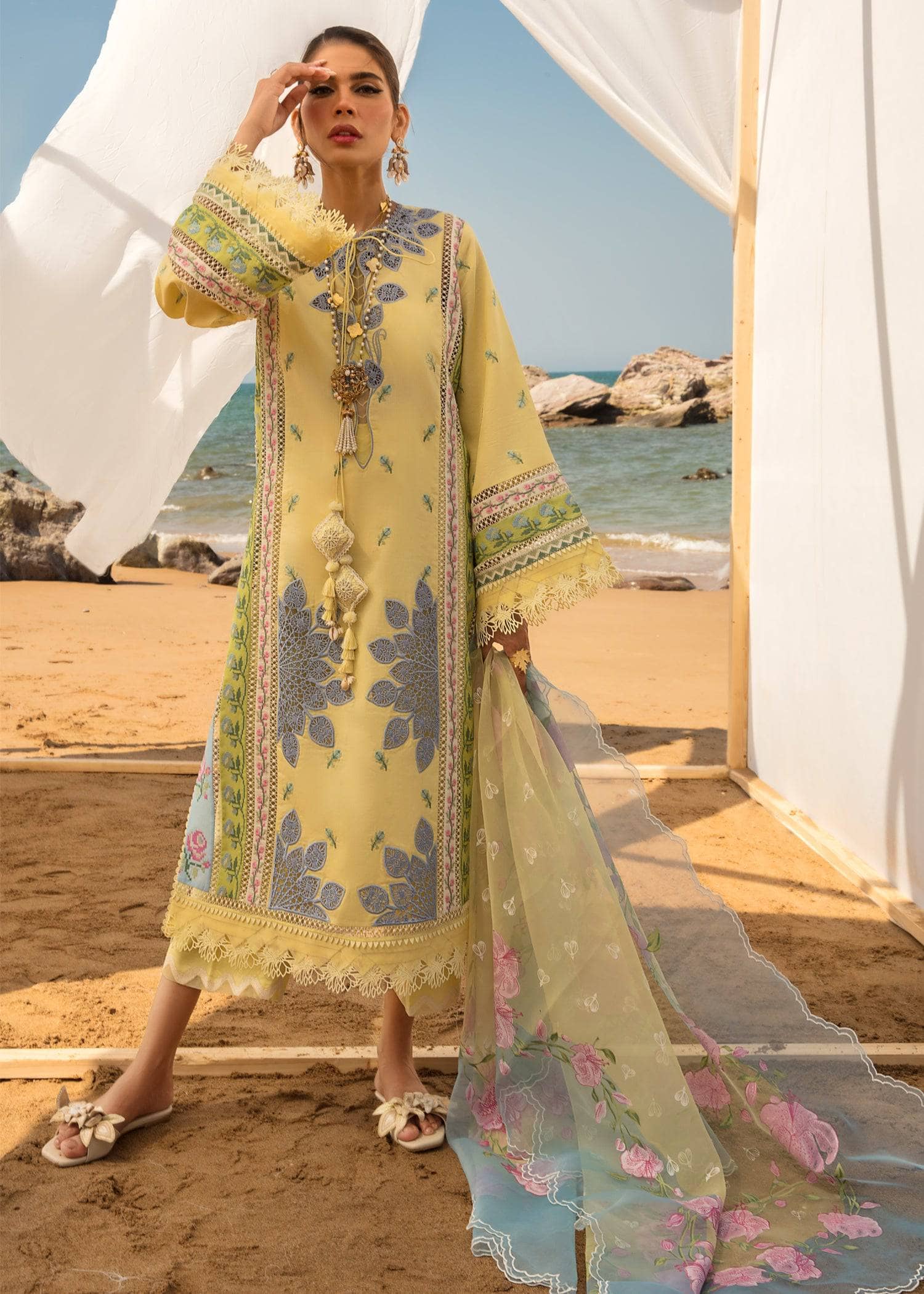 img_crimson_lawn_by_saira_shakira_awwal_boutique