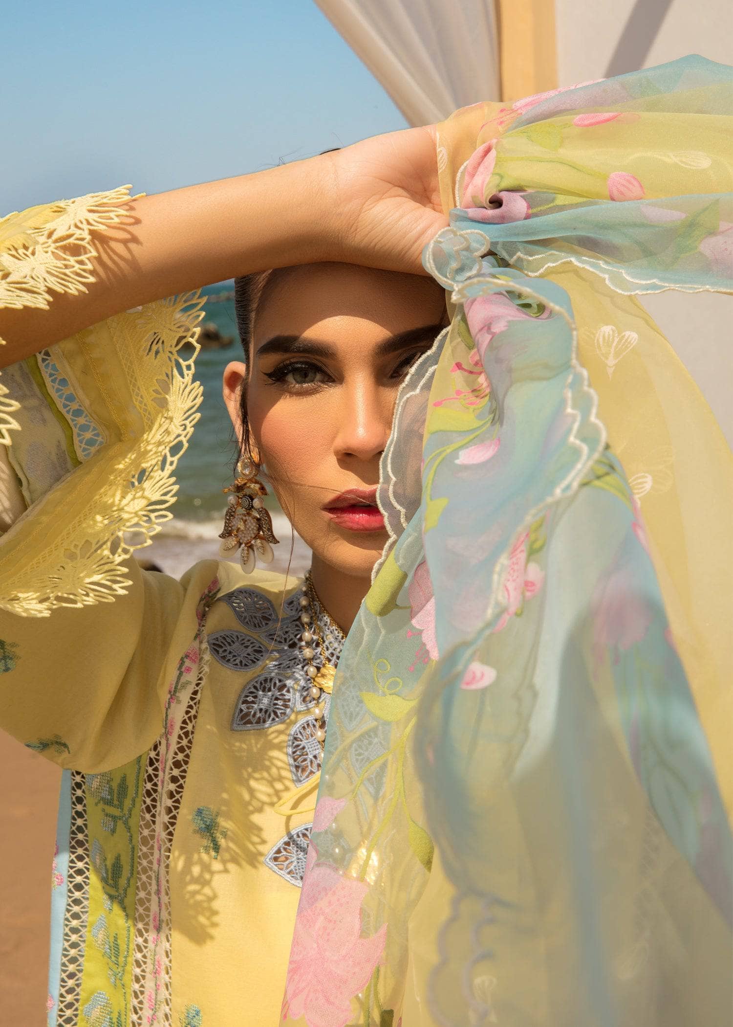 img_crimson_lawn_by_saira_shakira_awwal_boutique