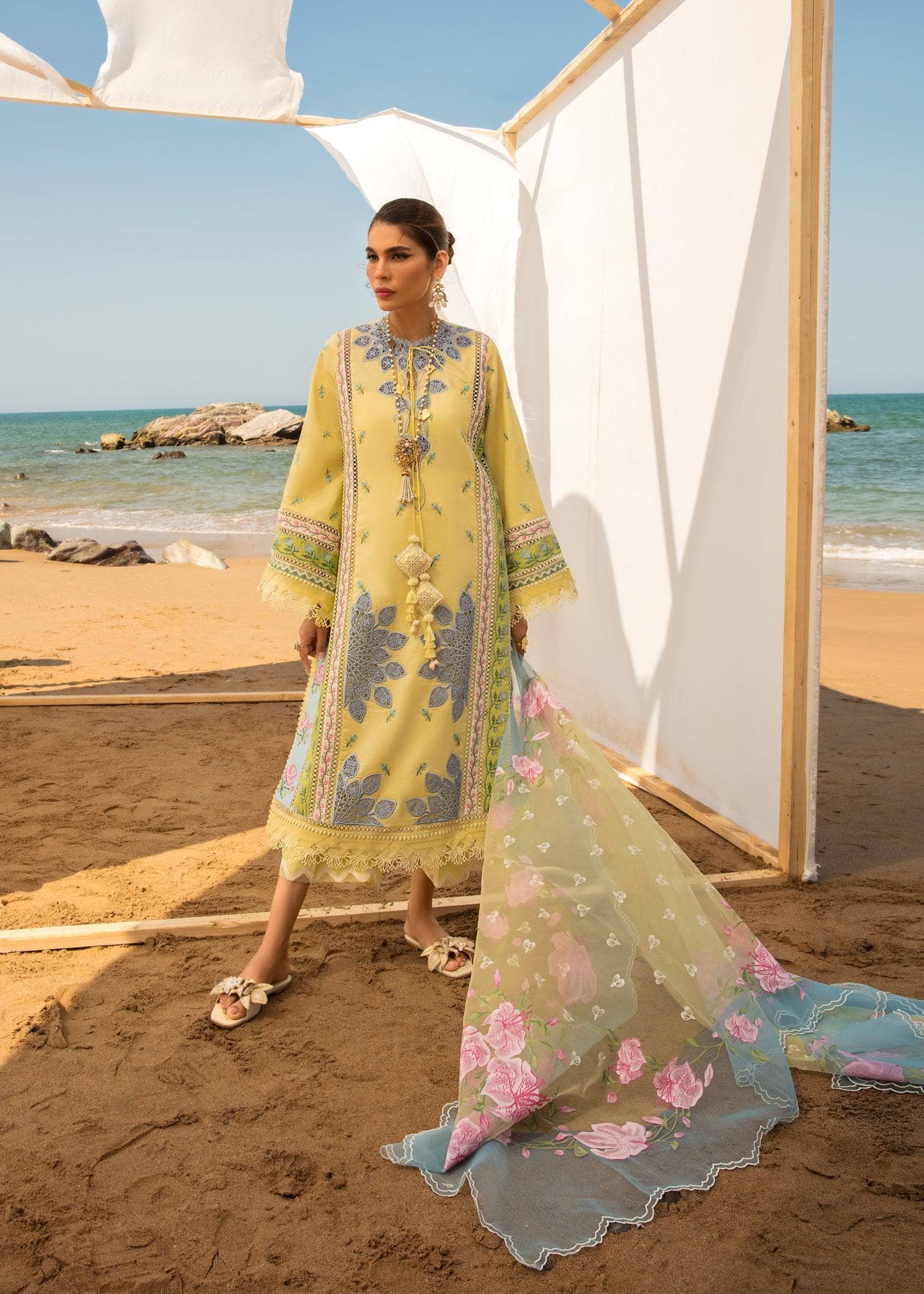 img_crimson_lawn_by_saira_shakira_awwal_boutique